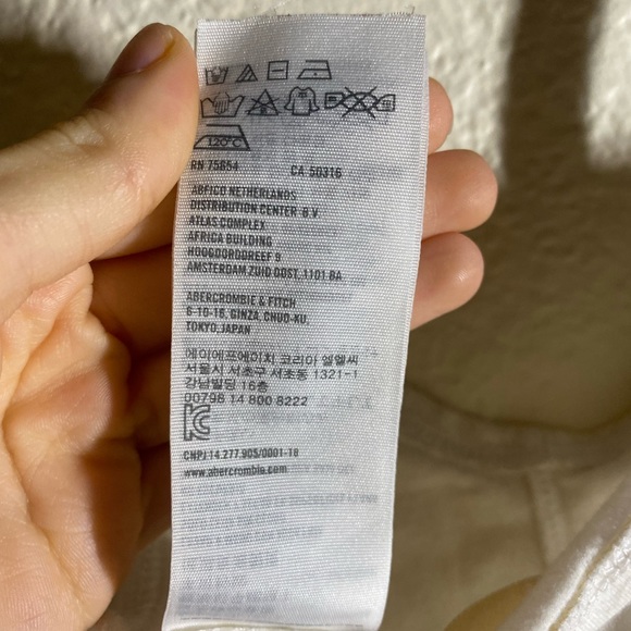 Hollister White/ cream Crop Top with lace detail in the front - Picture 4 of 5